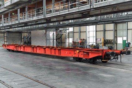 Leerer Sggnss-Güterwagen in einer industriellen Bahnhalle
