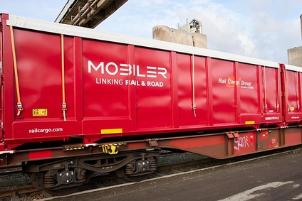 MOBILER Logistikcontainer auf Auflieger im Güterterminal