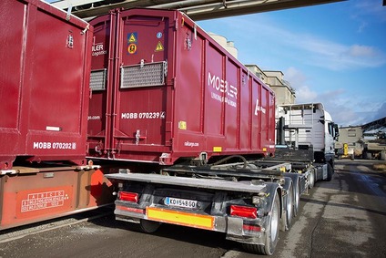 MOBILER Container wird am Terminal auf LKW verladen