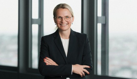 Bettina Castillo, Vorstandsmitglied der Rail Cargo Group, in einem Unternehmensporträt