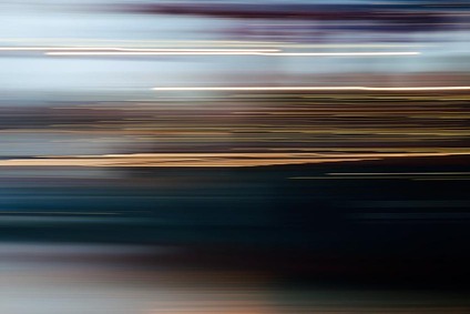 Abstrakte Aufnahme mit horizontalen Lichtstreifen und Bewegungsunschärfe