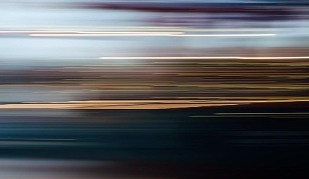 Abstrakte Lichtstreifen in Bewegung, die Geschwindigkeit und Dynamik symbolisieren