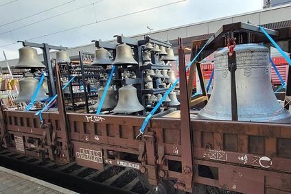 Kirchenglocken auf einem Flachwagen transportiert, bekannt als Glögglwaggon