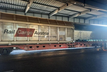 Rail Cargo Austria Güterwagen in einer Logistikhalle auf einer Bahnverladeanlage