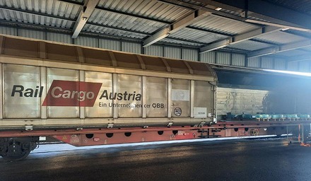 Güterwagen von Rail Cargo Austria in einer Umschlaghalle beim Be- oder Entladen