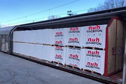 Palettierte Gazbetonblöcke werden in einen gedeckten Güterwagen verladen