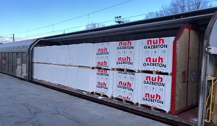 Verladung palettierter Porenbetonblöcke (Gazbeton) in einen Güterwagen der Rail Cargo Group