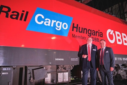 Andreas Matthä (ÖBB CEO) und Imre Kovács (RCH CEO) beim Jubiläum von Rail Cargo Hungaria vor einer Lokomotive