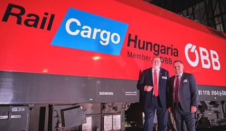 ÖBB CEO Andreas Matthä und RCH CEO Imre Kovács beim Jubiläum von Rail Cargo Hungaria vor einer Lokomotive