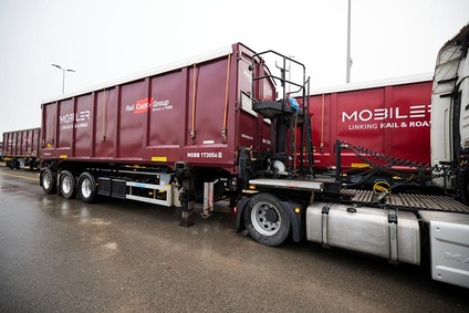 MOBILER-Behälter der Rail Cargo Group auf einem Lkw-Anhänger