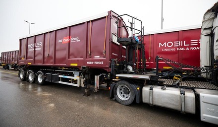 Lkw mit MOBILER-Behälter der Rail Cargo Group für den kombinierten Transport von Straße und Schiene