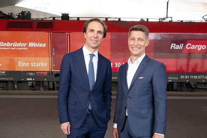 Wolfram Senger-Weiss und Christoph Grasl vor einer Rail Cargo Group Lokomotive