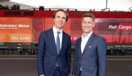 Wolfram Senger-Weiss (Gebrüder Weiss) und Christoph Grasl (RCG) vor einer Rail Cargo Group Lokomotive