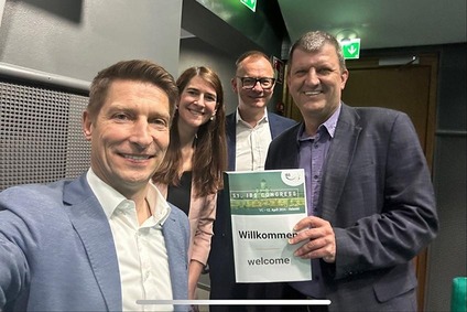 Vier Vertreterinnen und Vertreter der Rail Cargo Group beim IBS Congress mit Willkommensschild