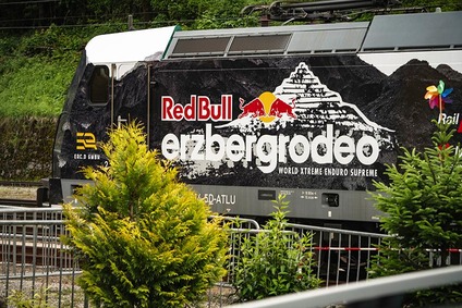 Lokomotive mit Red Bull Erzbergrodeo Branding auf Bahnstrecke