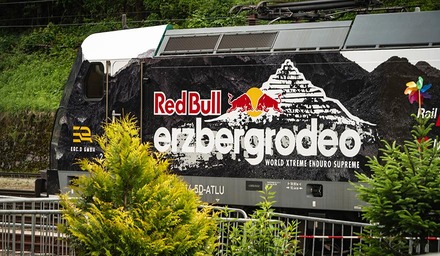 Lokomotive mit Red Bull Erzbergrodeo Gestaltung auf elektrifizierter Bahnstrecke