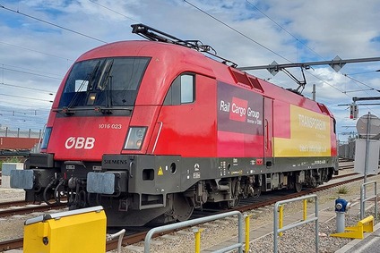 ÖBB Lokomotive der Rail Cargo Group mit Transporeon Branding auf elektrifizierter Bahnstrecke