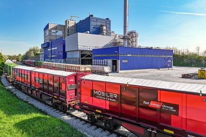 MOBILER Behälter der Rail Cargo Group auf Güterwagen vor Industrieanlage