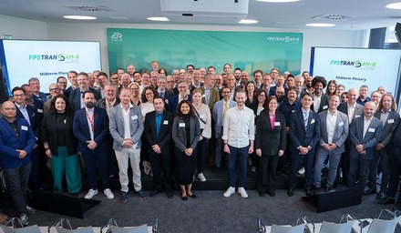 Teilnehmende der FP5 TRANS4M-R Midterm Plenary bei einem Gruppenfoto