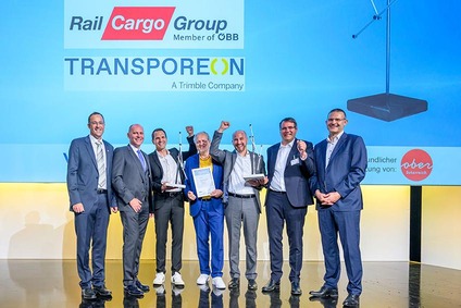 Vertreter von Rail Cargo Group und Transporeon bei Preisverleihung auf Bühne