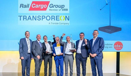 Vertreter von Rail Cargo Group und Transporeon bei Preisverleihung auf Bühne