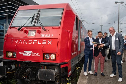 Rote Transflex-Lokomotive im Güterbahnhof