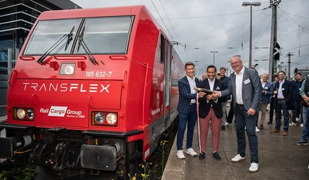 Transflex-Lokomotive vor einem Güterzug im Rangierbahnhof