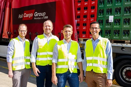 Rail Cargo Group Team mit Coca-Cola HBC Österreich vor Getränketransport: Gerald Leichtfried, Felix Sprenger, Christoph Grasl, Patrick Redl