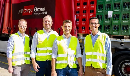 Rail Cargo Group und Coca-Cola HBC Österreich Team vor Getränketransport mit Gerald Leichtfried, Felix Sprenger, Christoph Grasl und Patrick Redl