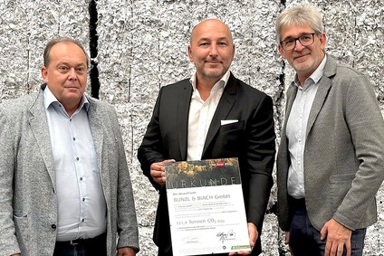 Vertreter von Rail Cargo Group und Bunzl & Biach bei der Übergabe einer Umwelturkunde