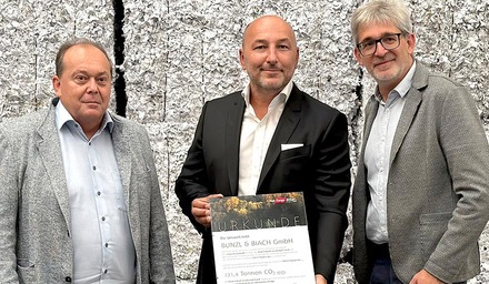 Vertreter von Rail Cargo Group und Bunzl & Biach mit Umweltzertifikat