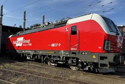 Rail Cargo Group Vectron-Lokomotive auf Gleis im Bahnbetriebsgelände
