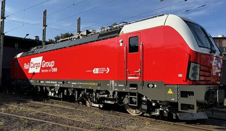 Rote Vectron-Lokomotive der Rail Cargo Group auf einem Bahnhofsgleis