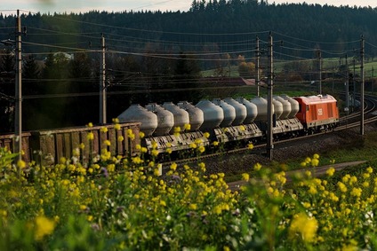 ÖBB Güterzug mit Silowagen in ländlicher Frühlingslandschaft