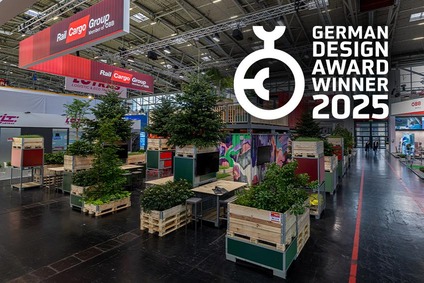 Rail Cargo Group Stand „Freight Forest“ mit Begrünung und Hinweis auf German Design Award Winner 2025
