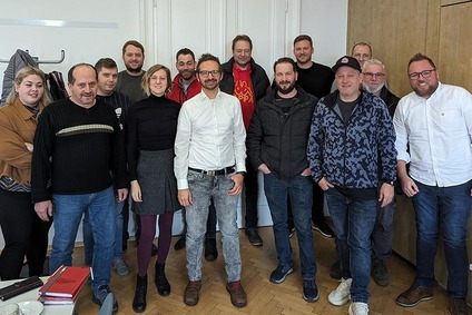 Mitglieder des LogServ- und Rail Cargo Group (RCG)-Teams bei einem gemeinsamen Gruppenfoto im Innenbereich