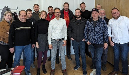 Kolleginnen und Kollegen von LogServ und RCG bei einem Teamfoto in einem Büro