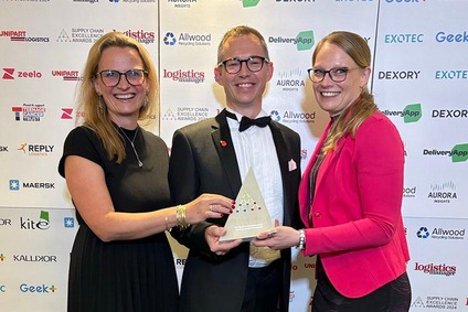 Erfolg bei den Supply Chain Excellence Awards 2024 – stolzer Moment auf der Bühne mit der SCEA-Trophäe