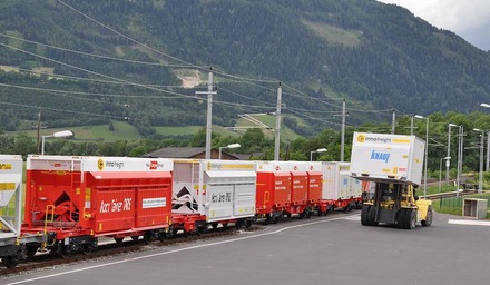 Reihe von InnoWaggon-Wagen für flexiblen Gütertransport, die Bahneffizienz mit Terminalumschlag verbinden
