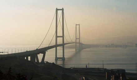 Große Brücke in der Türkei über dem Meer, die Küstengebiete unter sanftem Morgenhimmel verbindet