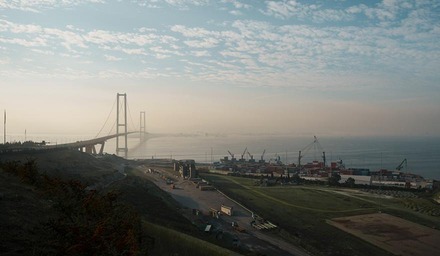 Große Brücke in der Türkei über dem Meer nahe eines Containerhafens und Industriegebiets
