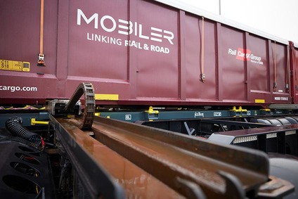 MOBILER-Logistikeinheit der Rail Cargo Group für kranlosen Umschlag zwischen Lkw und Güterwagen