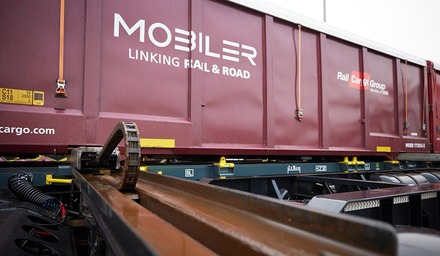MOBILER-Containersystem der Rail Cargo Group für flexiblen Umschlag zwischen Schiene und Straße