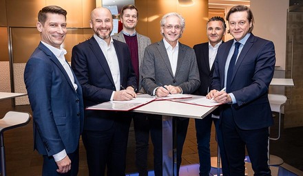 Vertreter von voestalpine Rohstoffbeschaffung, LogServ und Rail Cargo Group bei der Unterzeichnung einer Partnerschaft