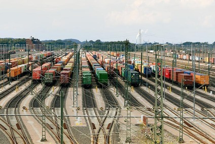 Containerzüge in einem Rangierbahnhof mit vielen parallel verlaufenden Gleisen