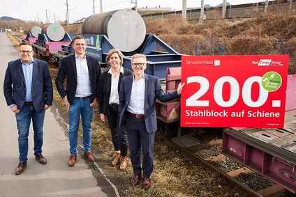 Vertreter von Breitenfeld, voestalpine und Rail Cargo Group vor Stahltransport auf Güterwagen