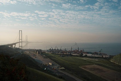 Hafen von Istanbul mit Containern und Bosporus-Brücke im Hintergrund