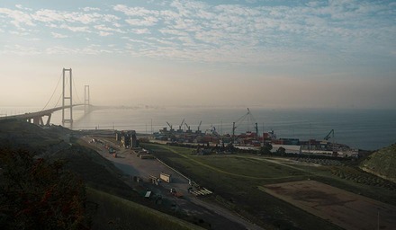Panoramablick auf Istanbul mit Bosporus-Brücke und Containerhafen