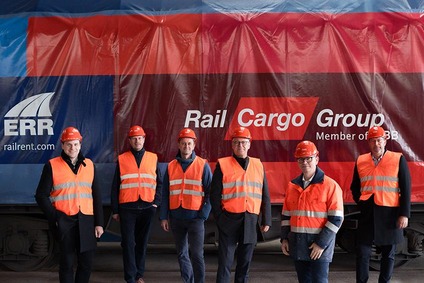 Sechs Vertreter vor einem Shimmns-Güterwagen von ERR und Rail Cargo Group