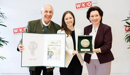 Übergabe des Ehrenpreises beim Energy Globe Award an die Rail Cargo Group für den Emissionskalkulator MEILS
